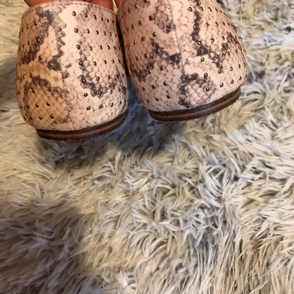 Time & Tru Women’s Pointy Toe Snake studded Loafer Flats - Picture 5 of 5
